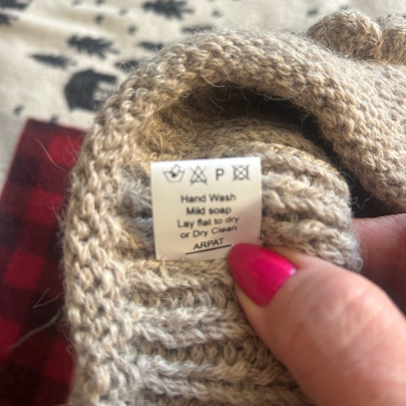 100% Alpaca Beige Wool Beanie with Flower Accent. NWOT. - Picture 4 of 4